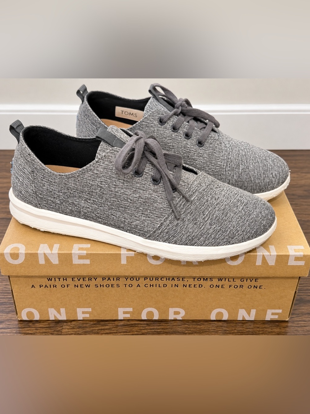 TOMS Viaje Sneaker Men’s 8.5 Gray Striped Linen Lace Up Casual Shoes